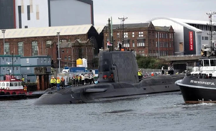 DefesaTvNews's tweet photo. O submarino nuclear HMS Agamemnon, sexto da classe Astute, deixou o estaleiro de Barrow-in-Furness rumo aos testes no mar! Armado com torpedos Spearfish e mísseis Tomahawk. 
#DefesaTvNews #RoyalNavy #SubmarinoNuclear #Astute #Tomahawk
https://t.co/mcBBVeCErH https://t.co/8T1pCnOZLg