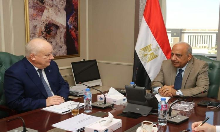 Cap0tainAya's tweet photo. التقى الدكتور محمود عصمت وزير الكهرباء والطاقة المتجددة، الدكتور أندري بيتروف النائب الأول لمدير عام المؤسسة الحكومية الروسية للطاقة الذرية "روسآتوم" رئيس شركة "آتوم ستروى إكسبورت" القائمة على تنفيذ مشروع المحطة النووية بالضبعة لتوليد الكهرباء، بمقر الوزارة بالعاصمة الجديدة. https://t.co/J3GWt2Mwj6