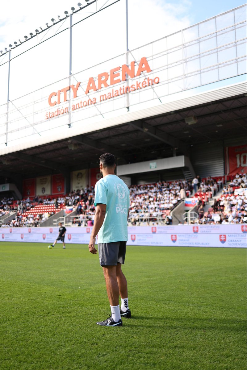 FfP_Global's tweet photo. Former Premier League and international defender Steven Caulker joined our @FfP_Global World Selection in Trnava, using his experience and platform to inspire over 18,000 young people.

#MatchForRespect #FootballForPeace https://t.co/P5Nkw7Bzn0