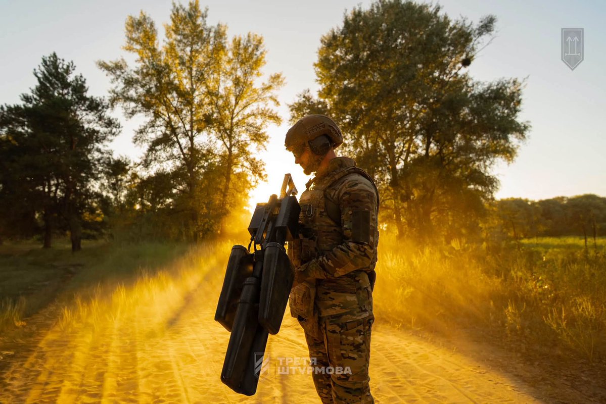 DefenceU's tweet photo. A clear sky, and it's not the weather.
Clear skies over our infantry positions are the work of the EW platoon of the 2nd Assault Battalion. Its warriors train defensive scenarios with anti-drone rifles.
📷: 3rd Assault Brigade https://t.co/f941hq4K5z