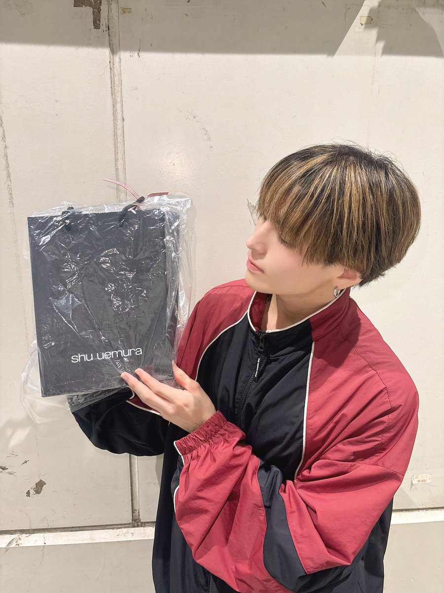 SEIYA_RB1's tweet photo. 誕生日という事で成田くんから誕プレ貰いました！いつも頼りになるプロデューサーには助けられてるのでこれからももっとダンス教えて下さい！
 #REBUILDONE    #RB1 https://t.co/5pucS1XQ0M