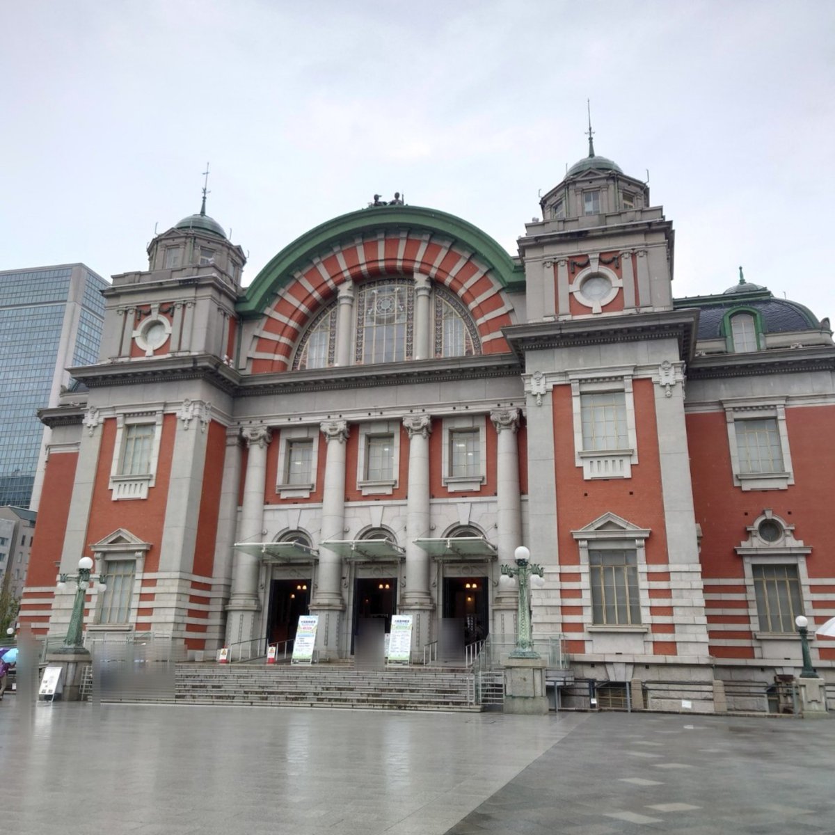 karaage001's tweet photo. 17歳の愛犬が大阪市中央公会堂にてご長寿表彰されました。落語家の林家卯三郎さんがご長寿動物さんの名前とコメントを読み上げてくださり、みなさんの可愛さ・頑張り・飼い主さんとの絆と大きな愛に涙腺崩壊。とてもあたたかなイベントでした。
#大阪動物愛護フェスティバル https://t.co/gtCqhwkoG9