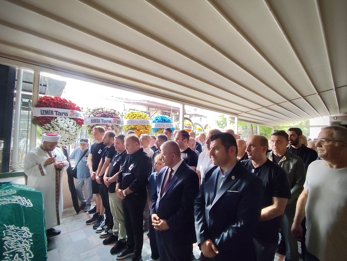 mhpizmirilbsk's tweet photo. Bornova eski İlçe Başkanlarımızdan Akın Biliç’in babası Merhum Özbek Biliç’e son görevimizi yerine getirdik.

Merhuma Allah’tan rahmet, Biliç ailesine başsağlığı diliyoruz. https://t.co/1HuMktOLhH