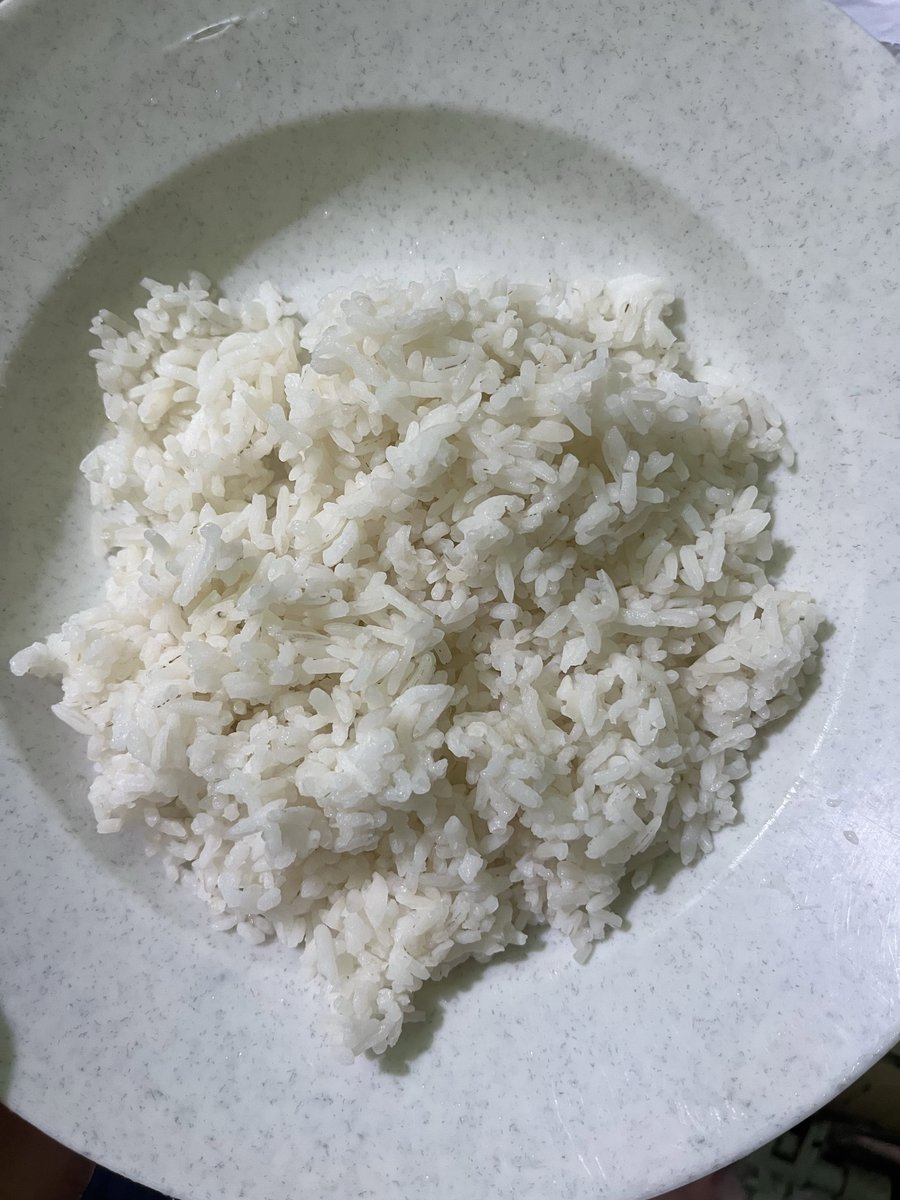 keluhkesahkonoh's tweet photo. Dikasih beras bansos sama pengasuh anakku.

Nenek: “Neng, saya dapet beras bansos 30 kg.”

Aku: “Wih, mantap banget, Nek. Bagus, Nek, berasnya?”

Nenek: “Iya alhamdulillah, Neng. Lumayan bagus, bersih juga. Cuma nggak wangi kayak beras premium. Neng mau nyobain nggak?”

Aku: “Nggak usah, Nek. Buat Nenek aja.”

Nenek: “Nggak apa-apa, Neng. Cobain. Ada banyak juga.”

Aku: “Beneran nggak apa-apa, Nek?”

Nenek: “Iya, Neng, nggak apa-apa.”

Aku: “Ya udah boleh, Nek. Tapi sedikit aja ya, Nek.”

Terus gue coba masak, dan ini hasilnya beras bansos dari pemerintah.