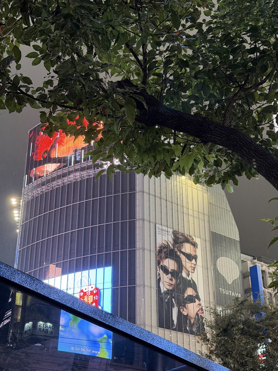 prince103011's tweet photo. 神宮寺くんの衣装を見てきた！袖の糸がほつれているのを見て、舞台弱法師の大千穐楽でなぜか脛に糸くずついてた神宮寺くんを思い出した。#神宮寺勇太　#Number_i https://t.co/giqbr6vlxP