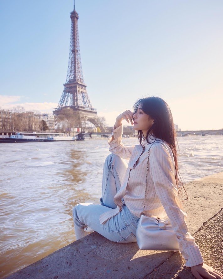 meiiljin's tweet photo. Runway darling Lingling Kwong at Dior effortlessly complements the tulle of feminine pure runway romance at Dior. Loving this romantic DiorSummer27 aesthetic! 🌸

#LinglingKwong
#LinglingKwongXDiorSummer27
#DiorSummer27
#PFW #Dior
@Dior @linglingsirilak https://t.co/xb8SvdapcD