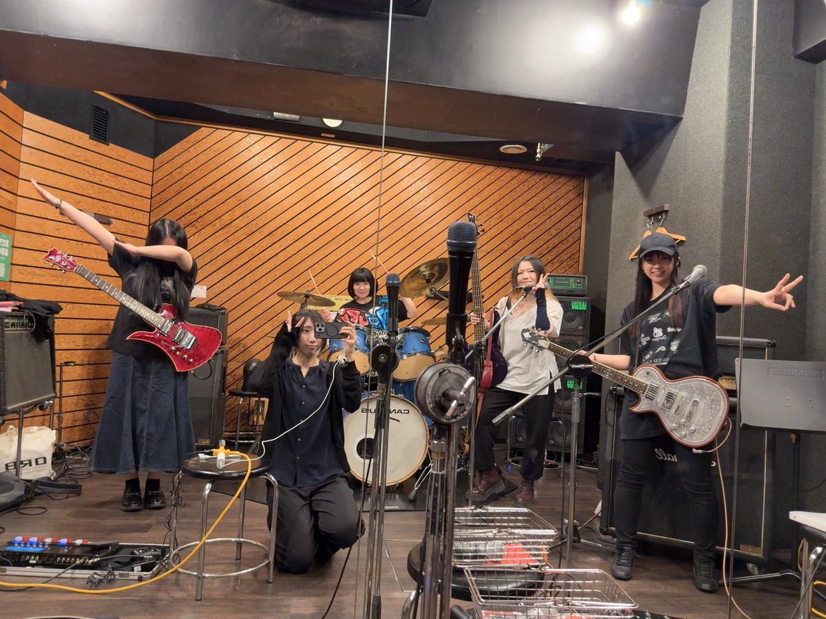 123drum123's tweet photo. なんかやろうリハでした🥁✨️
え、めっちゃ楽しかった🤪🤪🤪
このメンバーでよかった❣️
まだライブしてないのに
またやろうねって話してた😋
当日もめっちゃ楽しみぃぃい🫶🏻❤️‍🔥 https://t.co/Y7wBYfdIO0