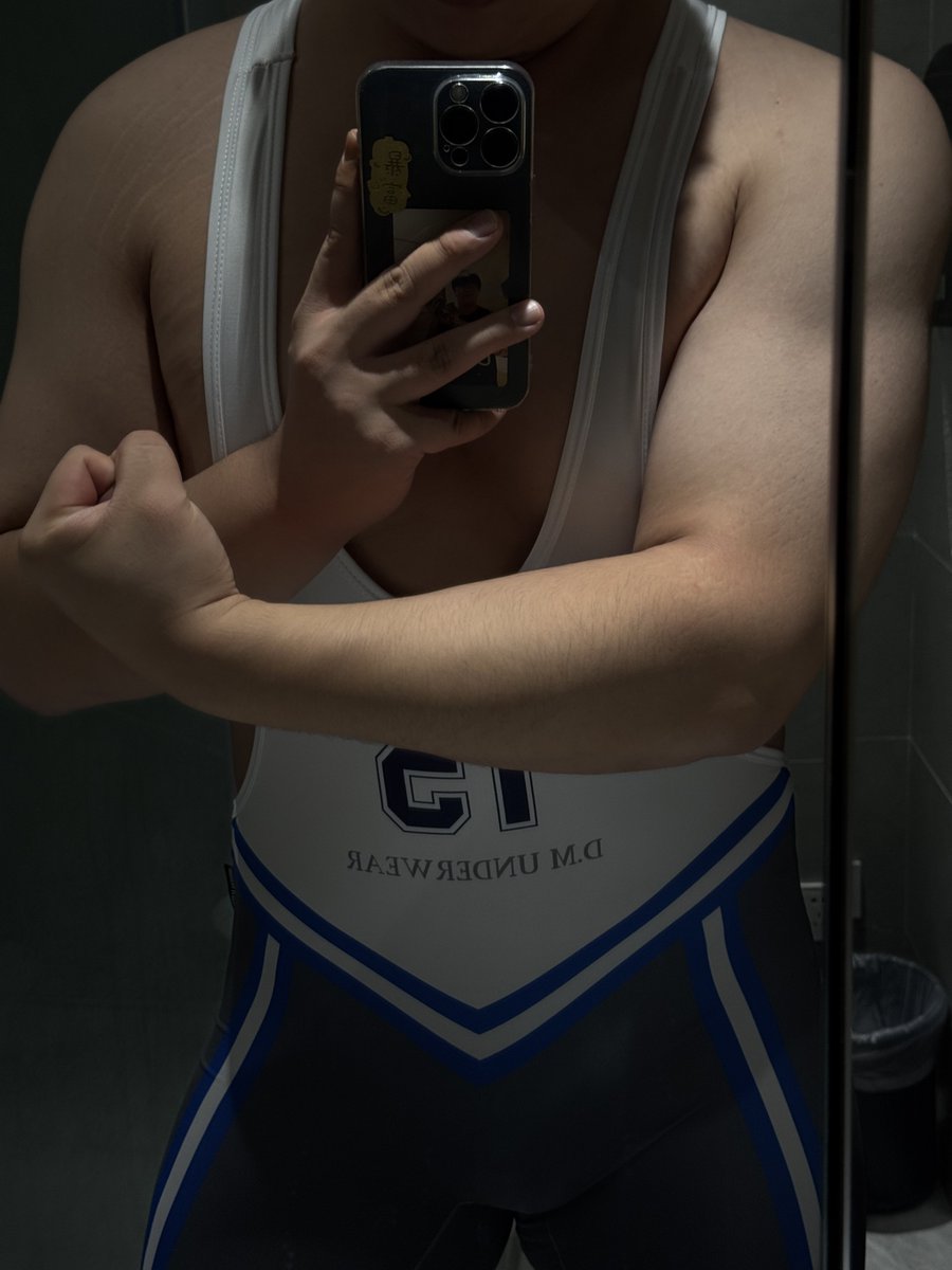 zhusunSR's tweet photo. 摔跤服初体验
＃05 ＃熊 ＃直男 ＃sm ＃肉壮
转推看顶顶的…… https://t.co/KidZ1WmwMa