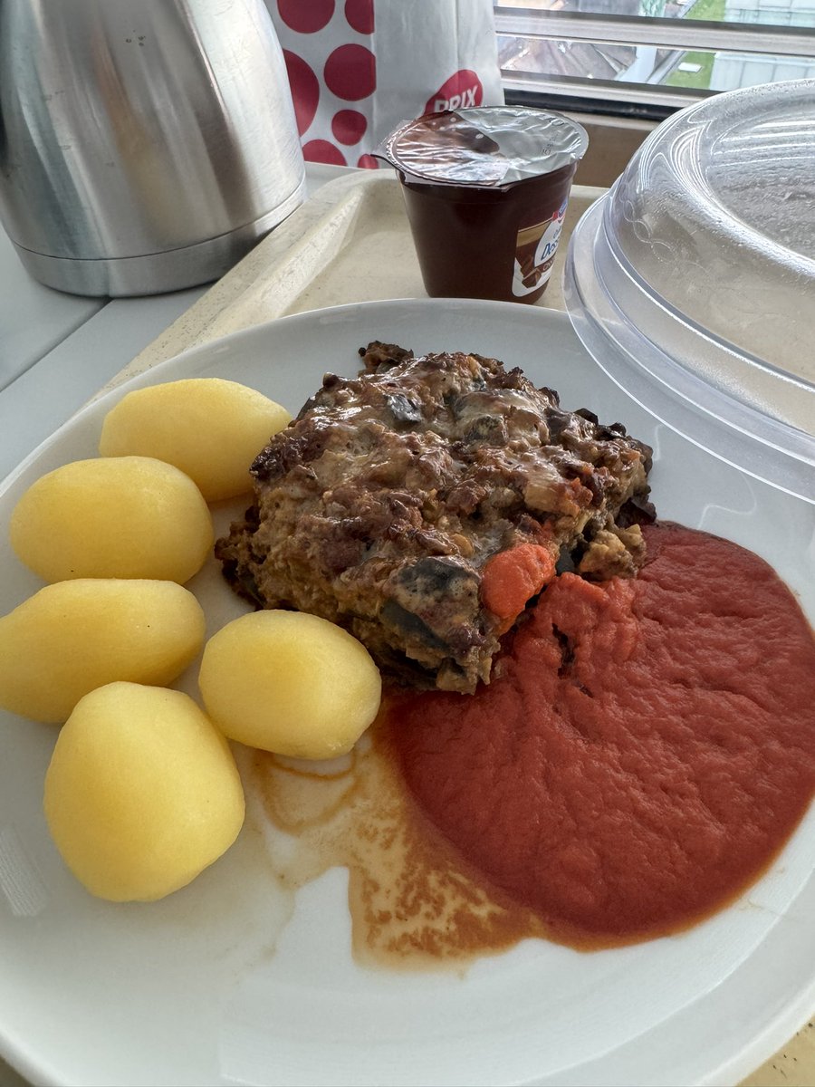 maguro610's tweet photo. スイスです
虫垂炎で手術になり入院した際の食事
茄子と牛肉のグラタンなどおいしかったです https://t.co/gsqXdcxV4s