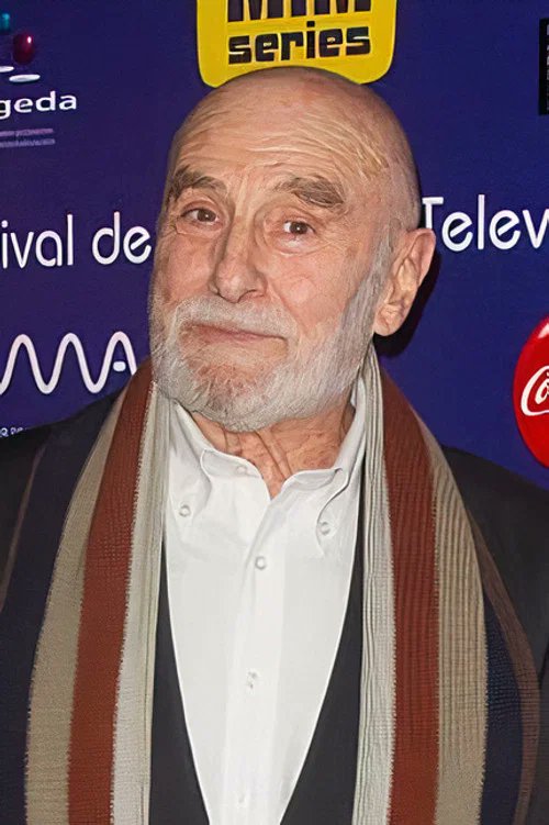 DisneyReact's tweet photo. Ha fallecido a los 90 años el actor Tony Canal, conocido en Disney, especialmente en España, por ser la voz de Winnie the Pooh durante casi 30 años.

Su último papel fue en la película Christopher Robin.

DEP https://t.co/atv8oGAJOe