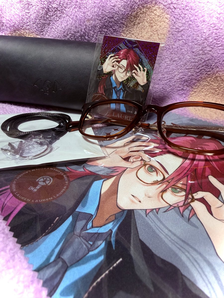 shiaL3ss's tweet photo. イロアスメガネとても可愛い〜でも残念ながらこれに分厚いレンズが入ってもれなく己は可愛くなくなる… https://t.co/If1L05XIj7