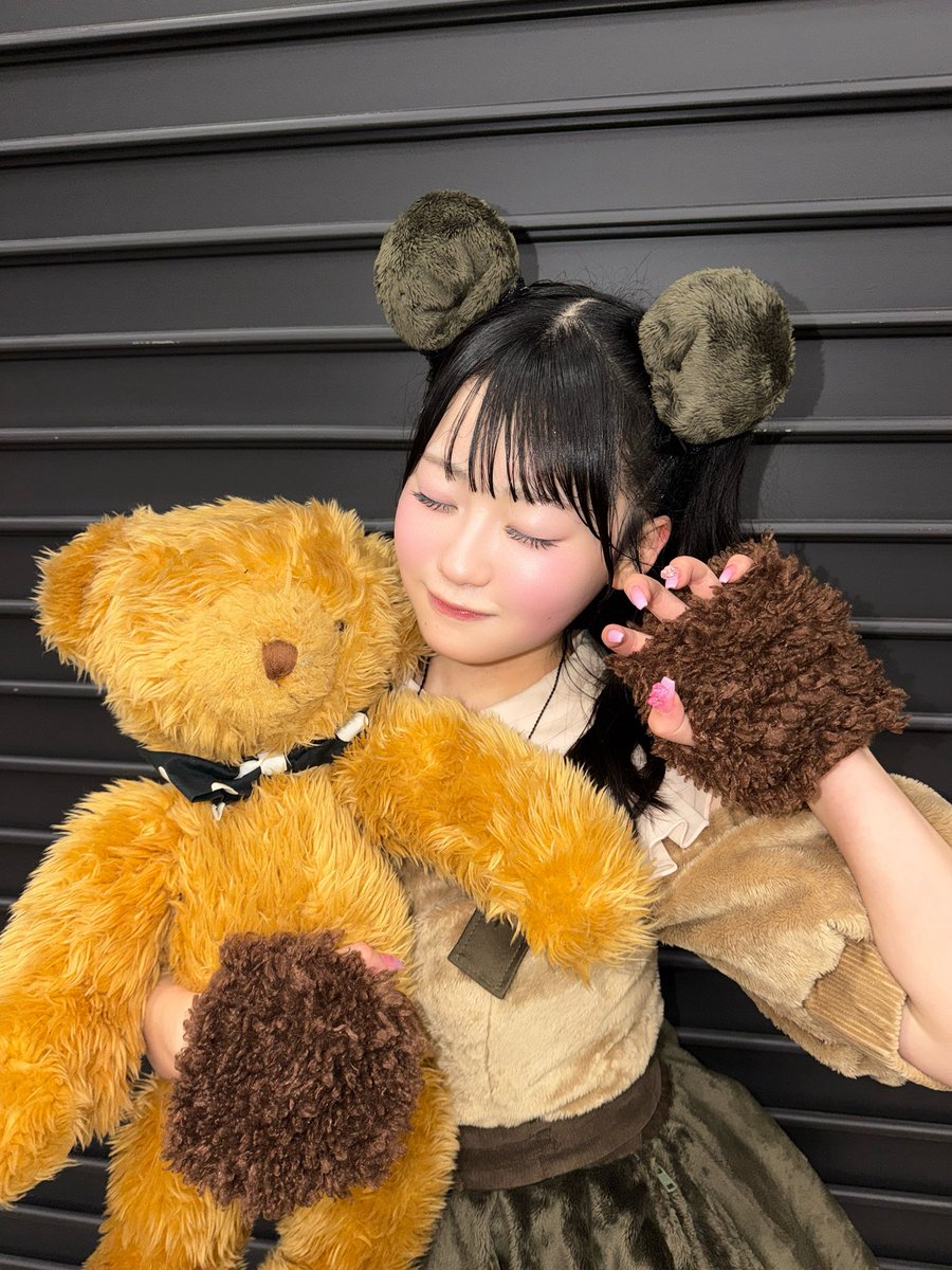 moka_hotei1201's tweet photo. #AKBサンコンコン 1人1曲センターは
｢クマのぬいぐるみ｣でした🧸♡

推しカメラなんですが機材トラブルで
映らなかったみたいです😭💦

ですが❣️これをきっかけに？
｢ほてちゃん｣のこと
覚えてくれたら嬉しいですʕ•ᴥ•ʔ https://t.co/MnloCHcPAw