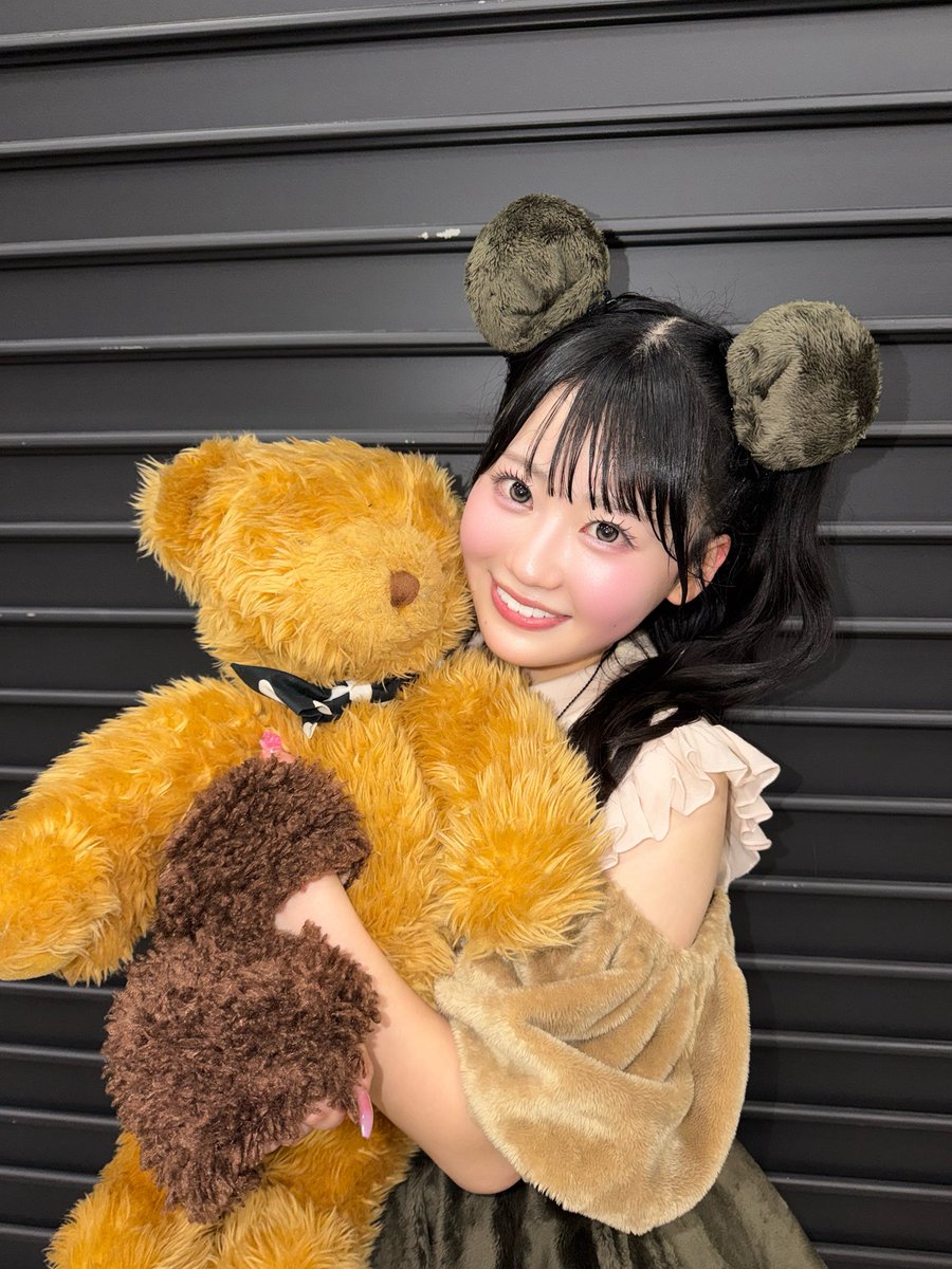 moka_hotei1201's tweet photo. #AKBサンコンコン 1人1曲センターは
｢クマのぬいぐるみ｣でした🧸♡

推しカメラなんですが機材トラブルで
映らなかったみたいです😭💦

ですが❣️これをきっかけに？
｢ほてちゃん｣のこと
覚えてくれたら嬉しいですʕ•ᴥ•ʔ https://t.co/MnloCHcPAw