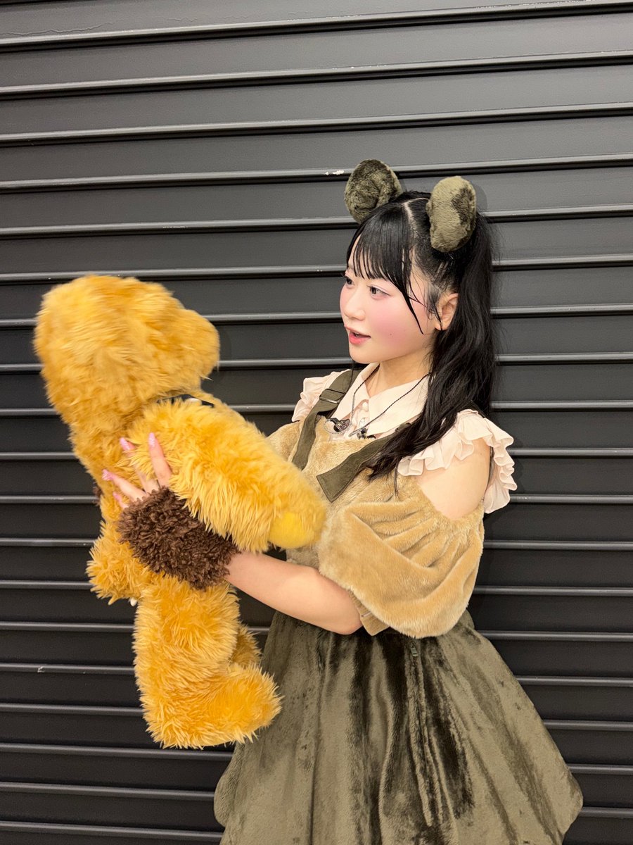 moka_hotei1201's tweet photo. #AKBサンコンコン 1人1曲センターは
｢クマのぬいぐるみ｣でした🧸♡

推しカメラなんですが機材トラブルで
映らなかったみたいです😭💦

ですが❣️これをきっかけに？
｢ほてちゃん｣のこと
覚えてくれたら嬉しいですʕ•ᴥ•ʔ https://t.co/MnloCHcPAw