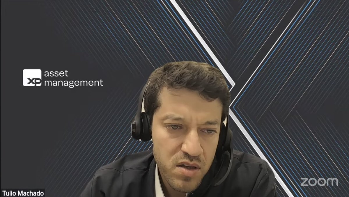 fiinewspaper's tweet photo. 🎙️#XPIE11 - XP Infra II | Apresentação Trimestral de Resultados | 2T26 https://t.co/TyAhBz2PHV via @YouTube
A live de resultados do XP Infra II (XPE) apresentou uma visão detalhada do portfólio, desempenho operacional e perspectivas estratégicas. Abaixo, consolido a estrutura conforme a sequência apresentada:
1. Visão Geral e Estratégia
•Características: Fundo de Infraestrutura (FIPE) com benefícios fiscais para pessoas físicas, seguindo a Lei 11.478. Taxa de administração de 1,3% a.a.
•Composição do Portfólio: Foco no setor elétrico (90%), com predominância de ativos operacionais em transmissão e geração (eólica e solar). A carteira possui 82% em equity e 18% em dívida.
•Gestão e Relatório: Destaque para a nova formatação do relatório gerencial, que trouxe maior transparência sobre premissas de longo prazo (curvas de geração P75 e conservadorismo no curtailment).
2. Detalhamento dos Ativos e Setores
•Geração Solar (Ex: *Sol Maior e Apodi):* Performance operacional em linha com o esperado. Redução de custos de O&M colaborou para margens EBITDA mais robustas. Apodi se beneficia de liminares contra o curtailment.
•Geração Eólica (Ex: *Vila Acre 1 e 2):* Após um início de ano fraco de ventos, os meses de julho e agosto apresentaram recuperação expressiva de geração. O Banco do Nordeste tem anuído com distribuições adicionais devido ao desalavancamento dos projetos.
•Transmissão (Ex: *Arteon, Pantanal, BRS):* Ativos de alta disponibilidade (acima de 99%). Destaque positivo para Pantanal, onde uma obra de reforço resultou em revisão extraordinária de receita (RAP).
•Ativos em Recuperação/Dívida:
•*Camptiba:* Linha de transmissão operacional, mas com conflito societário. O fundo busca a execução judicial da alienação fiduciária (estimativa de solução entre 12-18 meses).
•*Coremas:* Fundo consolidou ações do projeto após deterioração financeira do controlador e busca agora vender o ativo de forma saudável.
•*Água do Sertão:* Ativo de saneamento (saneamento em Alagoas) em fase de ramp-up, com aporte constante da controladora CONASA.
3. Q&A: Consolidação e Destaques
•Recompra de Cotas (Ativo: Fundo/Caixa): A gestão aguarda a aprovação da consulta formal pelos cotistas. O objetivo é utilizar parte do caixa para recompra e cancelamento de cotas, visto que o valor de mercado (implícito em IPCA+17%) está muito descontado frente ao valor patrimonial.
•Curtailment (Ativo: Eólicas e Solares): O risco de restrição de escoamento está sendo mitigado pela adesão a novos projetos regulatórios que preveem reembolso de parcelas de confiabilidade/elétrico. A expectativa de longo prazo é positiva com o crescimento da demanda e futuros leilões de baterias.
•Venda de Ativos: A gestão reforçou que não tem "apego" à carteira. Se uma venda for estratégica e gerar valor acima do custo de oportunidade atual, ela será realizada.