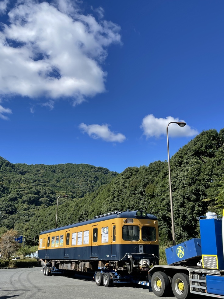 ABFM2200's tweet photo. 【活動報告更新】
2年前の9月26日。
たった1日でも、42年ぶりに故郷に帰ってこれたのは、皆様と共に実現した奇跡です。
どれだけ時間をかけてでも、小田急線の走る故郷に2両の2200形を必ず連れて帰ります。

#小田急線2200形救出2周年
帰還に備え、修繕へご支援をお願いします
https://t.co/aOsaWzEGuF https://t.co/MrBFEnfby9