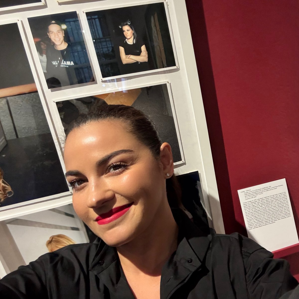 SiteMaiPerroni's tweet photo. 26.09 | Maite Perroni via Instagram

“Tivemos que sair do armário e compartilhar nosso amor pelas telenovelas”, [@aimelukin], curadora da exposição #TELENOVELA e diretora da @artamericassociety.

Passamos alguns dias em NY para, com muita emoção, conhecer mais de 50 obras realizadas e reunidas desde os anos 70 até os dias de hoje, por artistas de diferentes países que analisam a telenovela não apenas como entretenimento popular, mas como um dos fenômenos culturais mais importantes do mundo. Adorei sentir a paixão dos artistas que, por meio de suas obras, retrataram e interpretaram momentos únicos, personagens icônicos e telenovelas que ficaram para sempre em nossa memória coletiva.

Ver REBELDE fazendo parte de uma exposição que observa a telenovela a partir de sua dimensão artística, social e cultural me enche de honra e gratidão.

Obrigada à Americas Society (@ascoa) e à @gizzo.mx pelo convite e por reconhecerem o poder e o legado das histórias latino-americanas.

Porque algumas histórias terminam quando as câmeras se apagam… e outras encontram uma maneira de continuar vivendo.

Vamos admitir: todos nós amamos as telenovelas… Alguma telenovela marcou a sua história de forma especial?

https://t.co/3ZG3sGFMwU