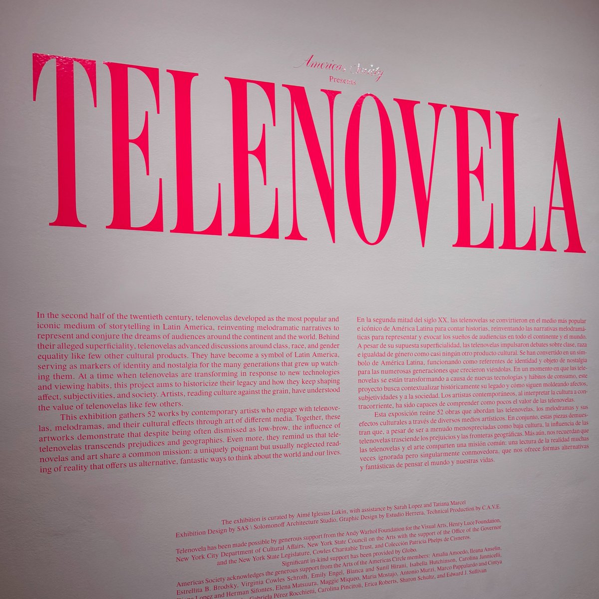 SiteMaiPerroni's tweet photo. 26.09 | Maite Perroni via Instagram

“Tivemos que sair do armário e compartilhar nosso amor pelas telenovelas”, [@aimelukin], curadora da exposição #TELENOVELA e diretora da @artamericassociety.

Passamos alguns dias em NY para, com muita emoção, conhecer mais de 50 obras realizadas e reunidas desde os anos 70 até os dias de hoje, por artistas de diferentes países que analisam a telenovela não apenas como entretenimento popular, mas como um dos fenômenos culturais mais importantes do mundo. Adorei sentir a paixão dos artistas que, por meio de suas obras, retrataram e interpretaram momentos únicos, personagens icônicos e telenovelas que ficaram para sempre em nossa memória coletiva.

Ver REBELDE fazendo parte de uma exposição que observa a telenovela a partir de sua dimensão artística, social e cultural me enche de honra e gratidão.

Obrigada à Americas Society (@ascoa) e à @gizzo.mx pelo convite e por reconhecerem o poder e o legado das histórias latino-americanas.

Porque algumas histórias terminam quando as câmeras se apagam… e outras encontram uma maneira de continuar vivendo.

Vamos admitir: todos nós amamos as telenovelas… Alguma telenovela marcou a sua história de forma especial?

https://t.co/3ZG3sGFMwU