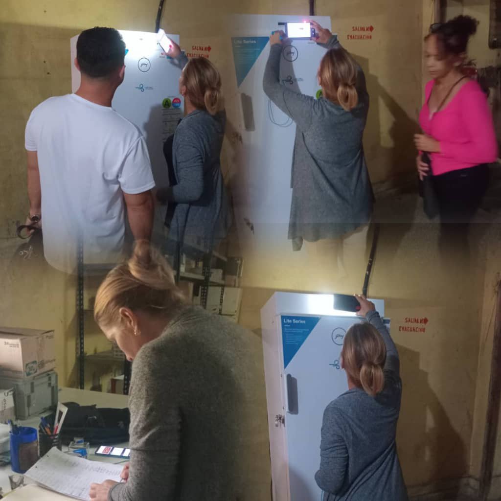 Dirmayari's tweet photo. Control de la Temperatura del  refrigeradores  del departamento vacunación en la atención primaria. Garantizada así la conservación de insumos del programa de inmunización  en #CubaNoEsUnaAmenazaElBloqueoSí #HolguínEsSalud https://t.co/JronkvGYGN