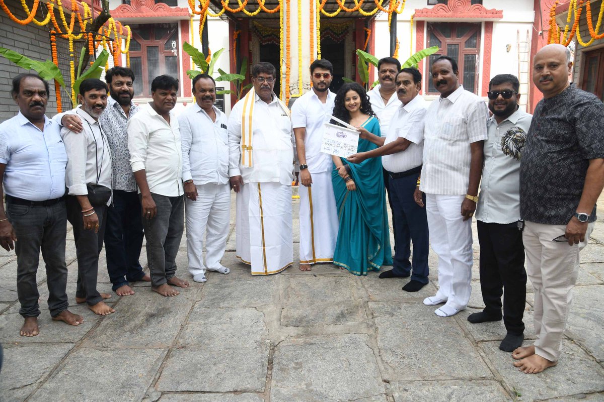 PopcornKannada's tweet photo. ‘ಬ್ಯಾಂಗಲ್ ಬಂಗಾರಿ’ ಚಿತ್ರಕ್ಕೆ ಚಾಲನೆ: ಪ್ರೇಮದ ಜೊತೆ ಕ್ರೈಂ ಕಥೆ
https://t.co/4tTq7r3MgU
#BangleBangari #SunilShashidhar #PrakruthiRajendra #MaradihalliChandraNagh #ShankarRamReddy #KannadaCinema #Sandalwood #KannadaMovie #MovieMuhurtha #TopStarRenu #Kannada #Popcornkannada https://t.co/sFTtVSkouR