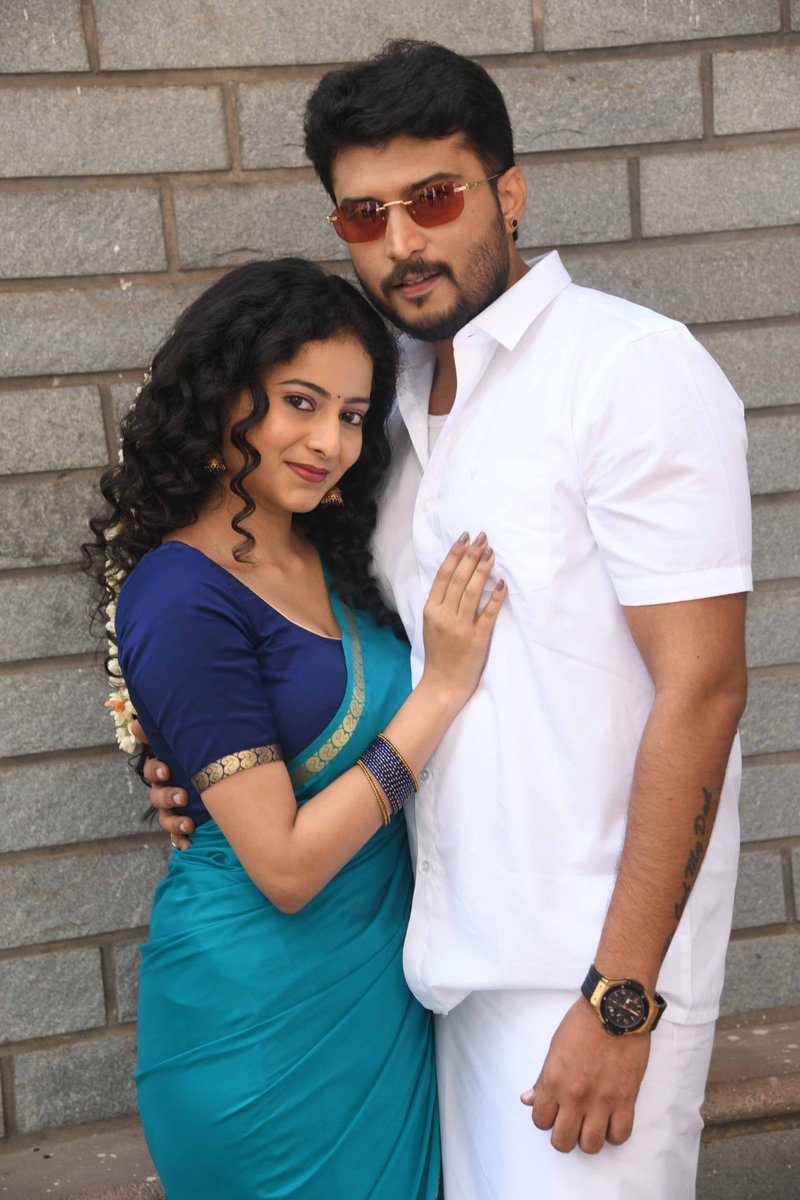 PopcornKannada's tweet photo. ‘ಬ್ಯಾಂಗಲ್ ಬಂಗಾರಿ’ ಚಿತ್ರಕ್ಕೆ ಚಾಲನೆ: ಪ್ರೇಮದ ಜೊತೆ ಕ್ರೈಂ ಕಥೆ
https://t.co/4tTq7r3MgU
#BangleBangari #SunilShashidhar #PrakruthiRajendra #MaradihalliChandraNagh #ShankarRamReddy #KannadaCinema #Sandalwood #KannadaMovie #MovieMuhurtha #TopStarRenu #Kannada #Popcornkannada https://t.co/sFTtVSkouR