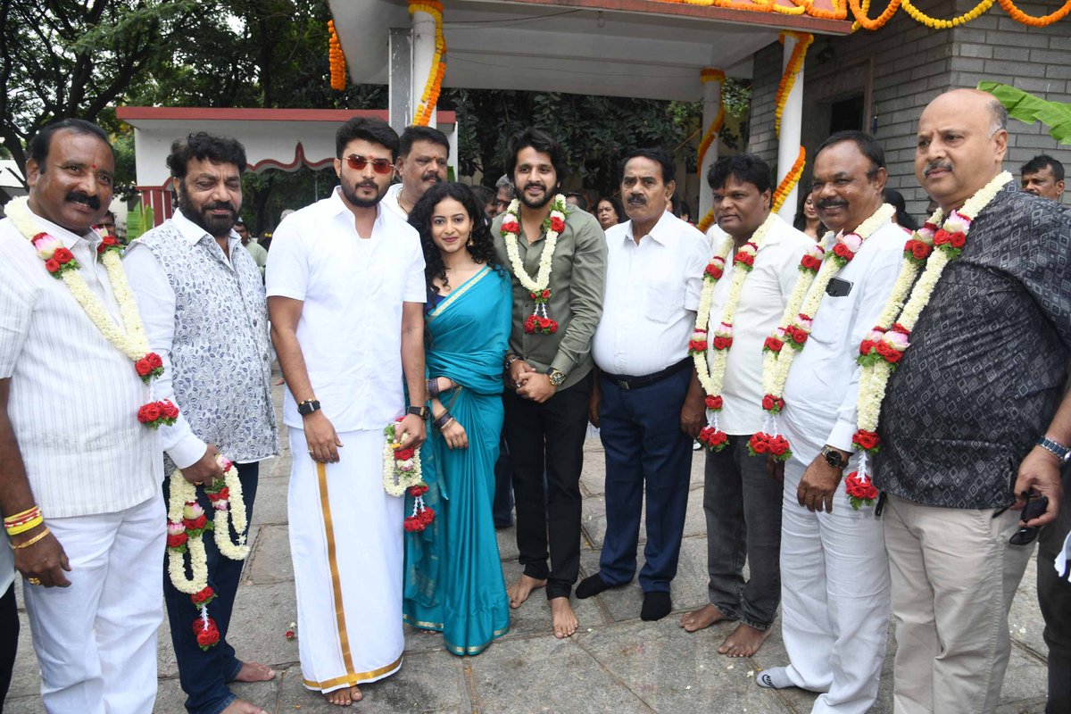 PopcornKannada's tweet photo. ‘ಬ್ಯಾಂಗಲ್ ಬಂಗಾರಿ’ ಚಿತ್ರಕ್ಕೆ ಚಾಲನೆ: ಪ್ರೇಮದ ಜೊತೆ ಕ್ರೈಂ ಕಥೆ
https://t.co/4tTq7r3MgU
#BangleBangari #SunilShashidhar #PrakruthiRajendra #MaradihalliChandraNagh #ShankarRamReddy #KannadaCinema #Sandalwood #KannadaMovie #MovieMuhurtha #TopStarRenu #Kannada #Popcornkannada https://t.co/sFTtVSkouR