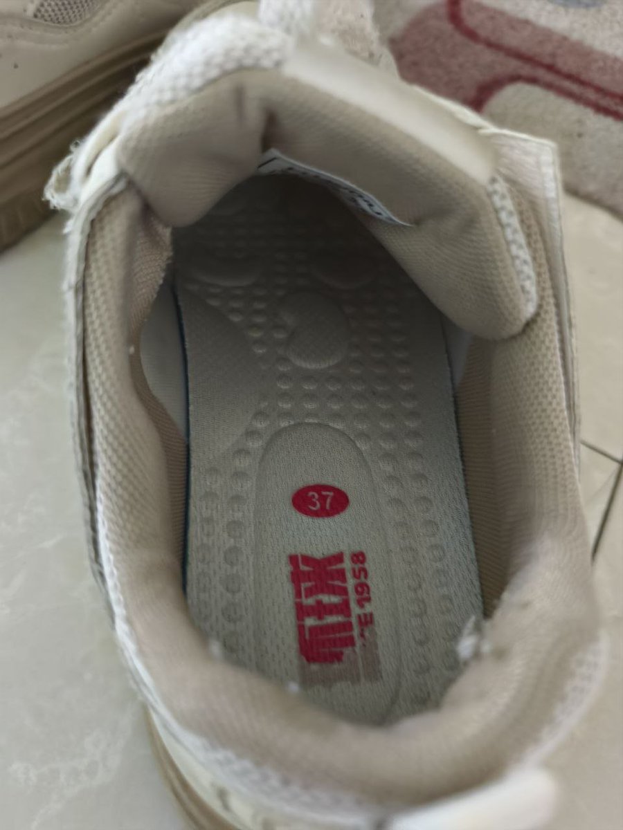 K35Hzzzz's tweet photo. 更 前女友的运动鞋，袜子酸酸的，鞋子都是烟味 #扫楼 #打胶 #射鞋 #玩鞋 #扫楼打胶 https://t.co/gksEBg078c