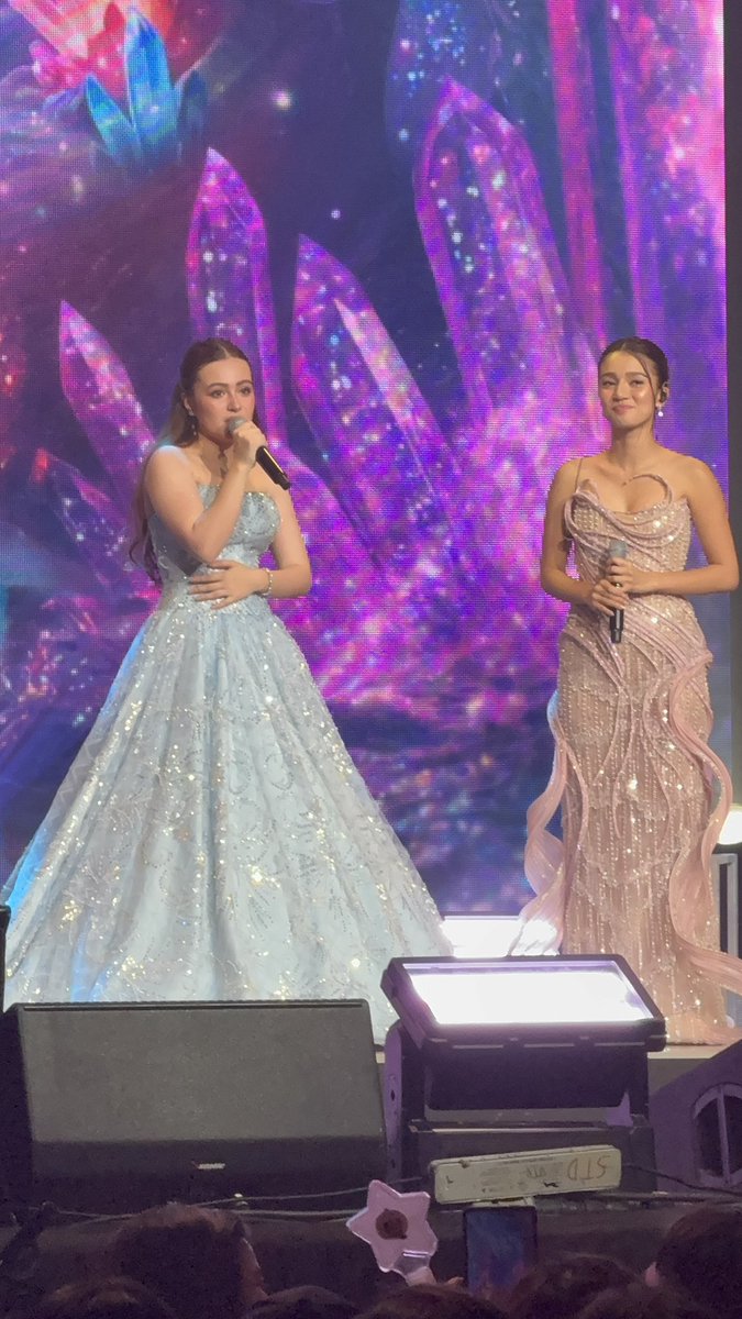kowalerts's tweet photo. LOOK: #BelleMariano sinorpresa si #KrystalMejes sa kaniyang advocacy concert #BecomingKrystalMejes at pinerform ang kantang “RISE”. https://t.co/0s5pmuLr4x