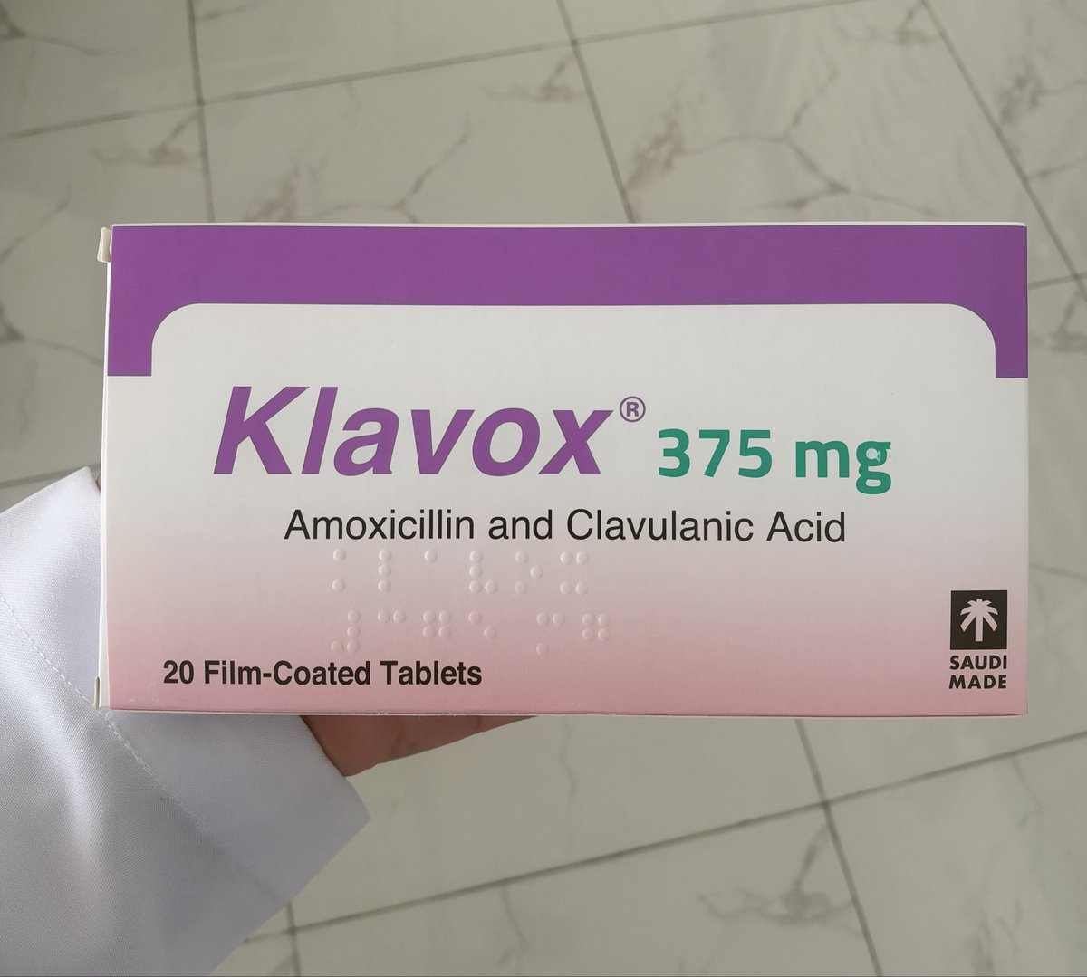 ph_M104's tweet photo. مو مجرد نقاط على علبة الدواء! 👀💊

إذا دققتوا على بعض عبوات الأدوية، بتلاحظون نقاط بارزة مكتوبة بطريقة برايل، وهي نظام للقراءة عن طريق اللمس، يساعد المكفوفين وضعاف البصر على التعرّف على أدويتهم بشكل أسهل وأوضح.

أحيانًا تفاصيل بسيطة جدًا… يكون لها أثر كبير جدًا على المريض🤍. https://t.co/u9gjnbbl4k