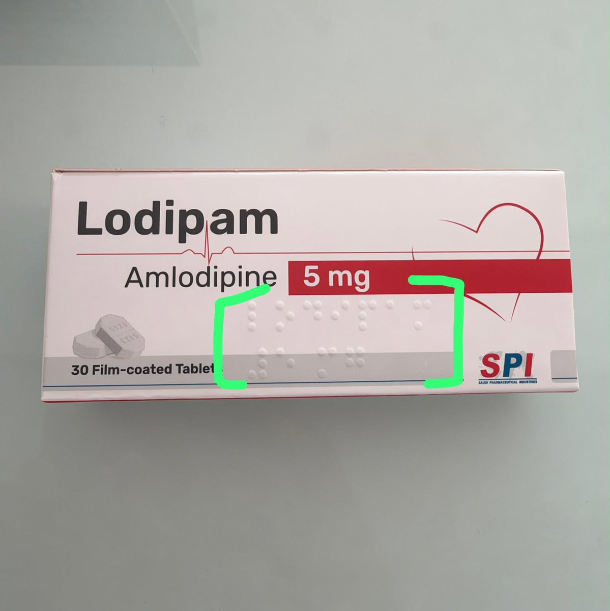 ph_M104's tweet photo. مو مجرد نقاط على علبة الدواء! 👀💊

إذا دققتوا على بعض عبوات الأدوية، بتلاحظون نقاط بارزة مكتوبة بطريقة برايل، وهي نظام للقراءة عن طريق اللمس، يساعد المكفوفين وضعاف البصر على التعرّف على أدويتهم بشكل أسهل وأوضح.

أحيانًا تفاصيل بسيطة جدًا… يكون لها أثر كبير جدًا على المريض🤍. https://t.co/u9gjnbbl4k