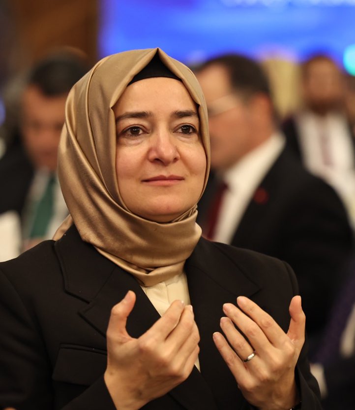 EdemirHuseyin's tweet photo. Sayın Fatma Betül Sayan Kaya’nın borsada %1700 kazandığı, birkaç ayda 163 milyon TL’nin 2,17 milyar TL’ye dönüştüğü, eşinin de bu işlerden milyarlar kazandığı gibi birtakım “iddialar” dolaşıyor.

Lütfen inanmayın.

%1700 nedir ki? Biraz finans bilgisi, biraz nasip, biraz da üstün yatırım zekâsı… Hepiniz yapabilirsiniz.

Mesele para değil; dindar ve başarılı nesillere duyulan hazımsızlık.

İftira atacağınıza oturun, %1700 nasıl kazanılır onu öğrenin.