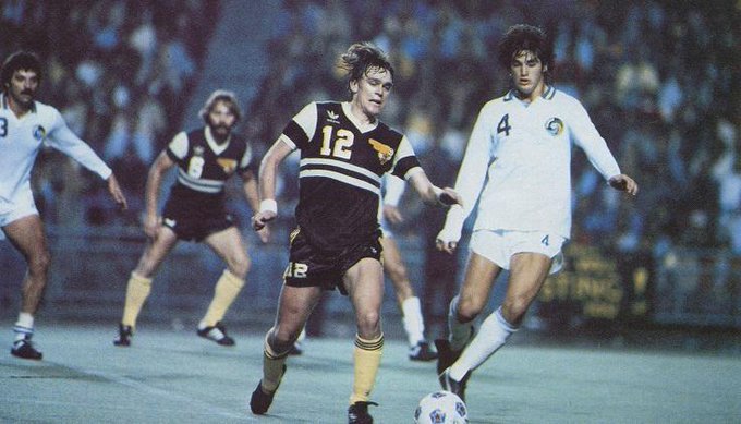 Steve1T's tweet photo. #OnThisDay in 1981 – 1st #NASL #SoccerBowl determined via shootout (SO) as #ChicagoSting defeated @NYCosmos, 2:1, after a scoreless final, before a crowd of 36,971 at Toronto’s Exhibition Stadium. Rudy Glenn scored the winning tally in the SO for Chicago’s 1st championship. https://t.co/r4vYinIAKa