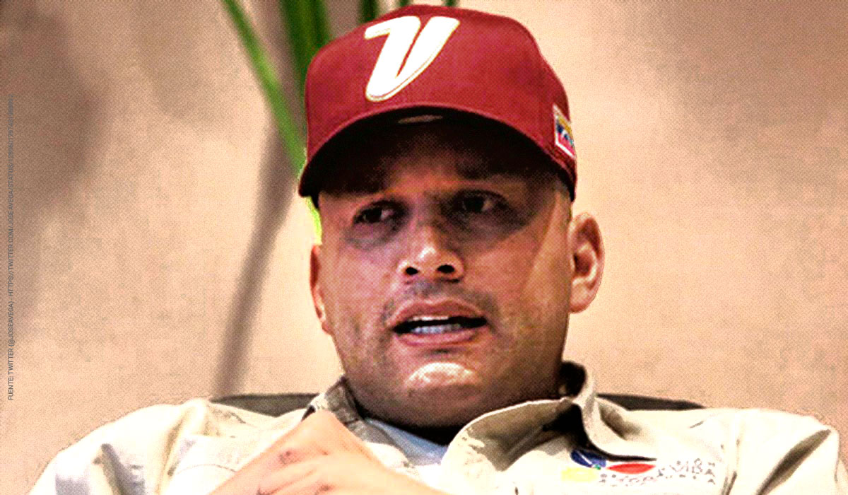 YOYOPRESS's tweet photo. 🚨 EL POTRO ÁLVAREZ LE QUITÓ 35 CABALLOS. MESES DESPUÉS TERMINÓ PRESO Y CONDENADO A 16 AÑOS | Denys Custodio acaba de ser excarcelado tras casi cuatro años tras las rejas.

Pero esta historia empezó mucho antes.

Custodio era propietario de 35 caballos ganadores en La Rinconada.

Hasta que, según relató su esposa Génesis Ramírez, recibió una llamada de Antonio “El Potro” Álvarez:

“Olvídate de los caballos, olvídate del hipódromo… si algo se llega a saber, vas a pagar con tu vida”.

La familia asegura que después de aquella llamada fueron despojados de sus ejemplares.

Denys prefirió callar. Tenía miedo por su familia.

Meses después recibió una citación del CICPC por unos tuits contra “El Potro” que, según su esposa, ÉL NUNCA ESCRIBIÓ.

Fue a presentarse EN MULETAS.

Y no volvió a su casa.

Lo acusaron inicialmente de incitación al odio. Ese cargo terminó cayéndose, pero posteriormente aparecieron otros dos delitos en el expediente.

Resultado: 16 AÑOS DE PRISIÓN.

Durante el proceso, su esposa asegura que un funcionario judicial le soltó otra frase:

“Estas van a ser tus peores Navidades. No sabes con quién te metiste”.

Aquel funcionario terminó después detenido por presunta corrupción.

Denys siguió preso.

Casi cuatro años después, finalmente fue excarcelado.

Perdió sus 35 caballos. Perdió casi cuatro años de libertad. Y todo comenzó, según el testimonio de su familia, después de enfrentarse a Antonio “El Potro” Álvarez.