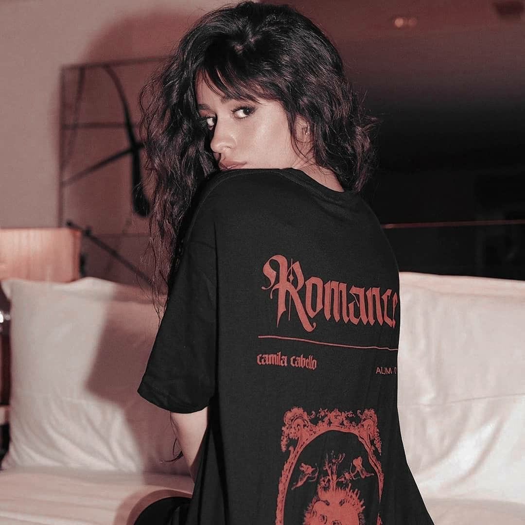 CabellitaQ's tweet photo. Três sonhos de consumo: o moletom merch de NBTS, essa camiseta do romance e ela. https://t.co/gGiyfeVlKF