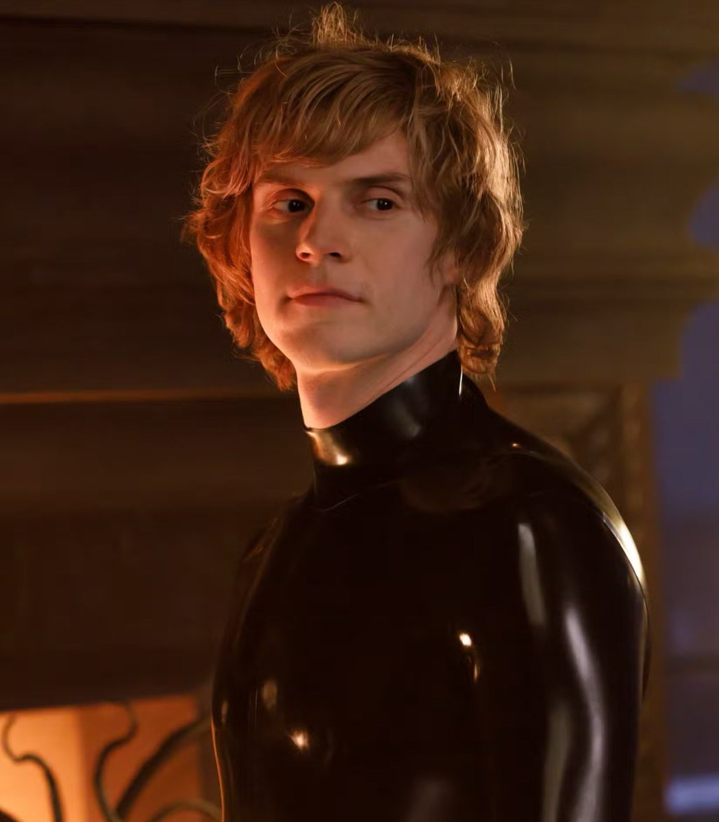 AHSZone's tweet photo. Billie Lourd: “Evan is my brother from another mother. I love that man so much. We have so much fun together. I did feel bad for him, having to be in that latex suit though. I watched him get lubed up and into it one day.” #AHS13 https://t.co/RzP63pkiQS