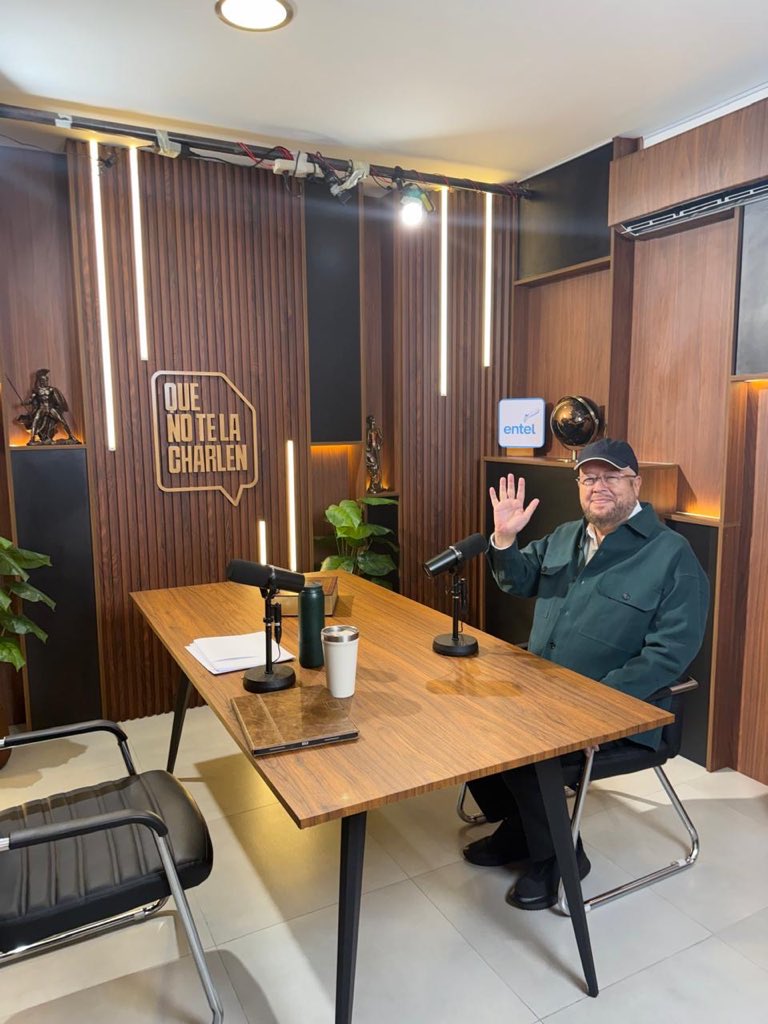 SDoriaMedina's tweet photo. Estoy en el estudio de “Que no te la charlen”, donde este domingo hablaré largamente de mi vida, mis ideas y mis proyectos. Esperando a José Pomacusi. https://t.co/98021XbGIg