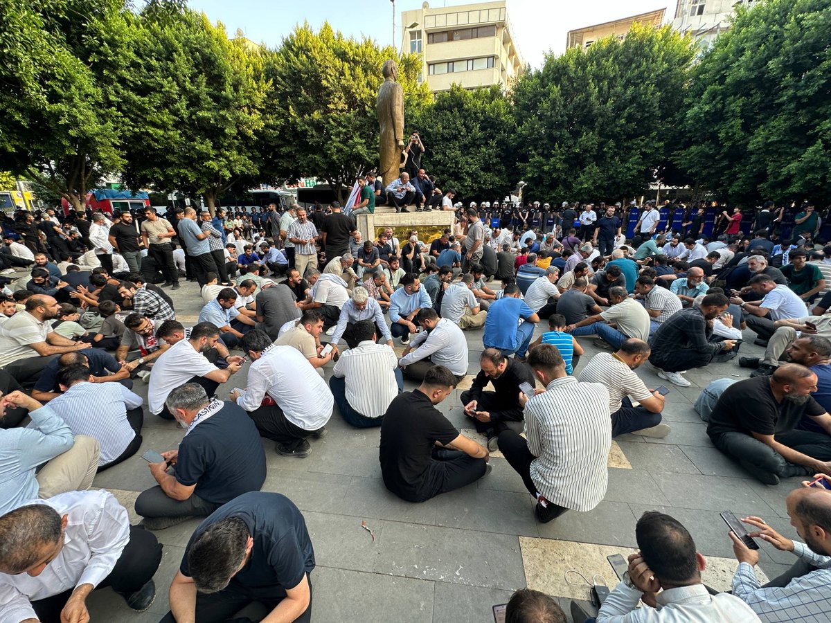 Susmaz_F's tweet photo. SON DAKİKA❗️

FURKAN HAREKETİ MENSUPLARINA POLİS ABLUKASI SÜRÜYOR!

​Adana İnönü Parkı’nda basın açıklamasını sorunsuz bir şekilde tamamlayan Furkan Hareketi mensuplarına yönelik polis ablukası devam ediyor.

​Programın sona ermesinin ardından alandan ayrılmak isteyen vatandaşlar Adana Emniyeti tarafından engelleniyor. 

Etrafı kalkanlarla kuşatılan Furkan Hareketi mensuplarının polis ablukasındaki bekleyişi sürüyor.

PolisAblukası
#AdanaEmniyeti
Polis DevletiIstemiyoruz