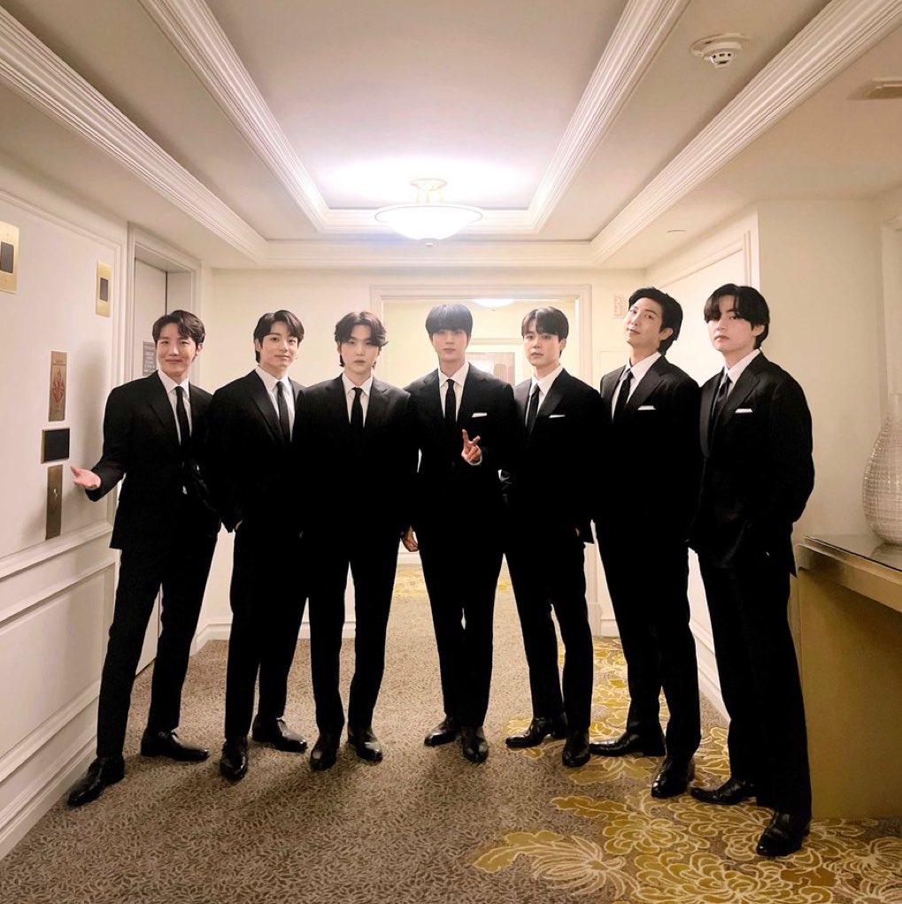 7bonobonoya7's tweet photo. Eat this life 'til your heart is full, and vote for BTS 

 #ARIASBTS https://t.co/xioVaQoMCd
