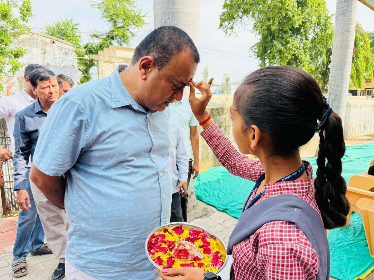 PoshanAnand's tweet photo. માન.ધારાસભ્યશ્રી વિપુલભાઈ પટેલ સોજિત્રામાં આંગણવાડી કેન્દ્ર ખાતે આંગણ ઉત્સવની ઉજવણીમાં ઉપસ્થિત રહ્યા હતા.સાથે સાથે અન્ય મહાનુભાવો પણ ઉપસ્થિત રહ્યા.બાળકોને ફળ તથા બાલશક્તિમાંથી બનાવેલ લાડુનું વિતરણ કરવામાં આવ્યું. https://t.co/RY2C1jyVwe