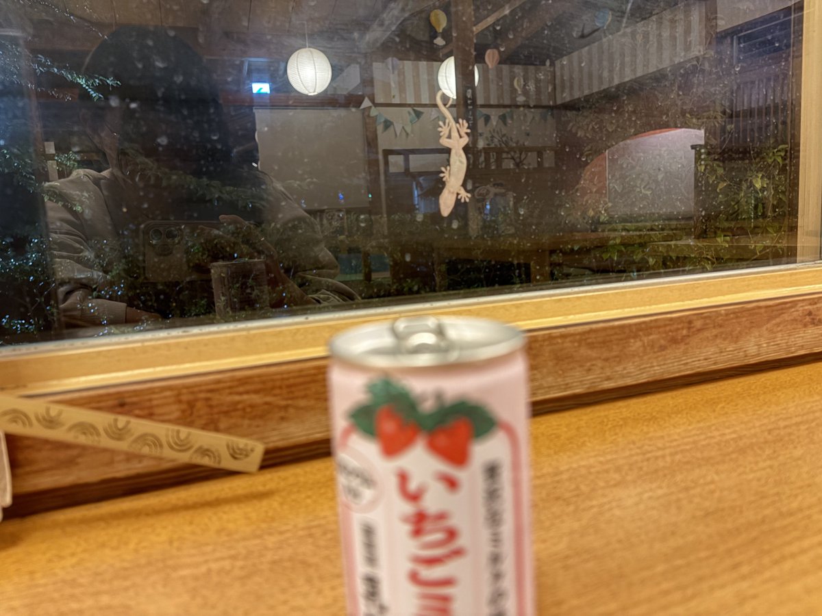 km_5325's tweet photo. 土日どっちも出勤で嫌すぎるので温泉につれてきてもらったら、ガラスにヤモリがはりついてて、微動だにしないヤモリをただひたすら眺めている。 https://t.co/D2yu8TLxxb