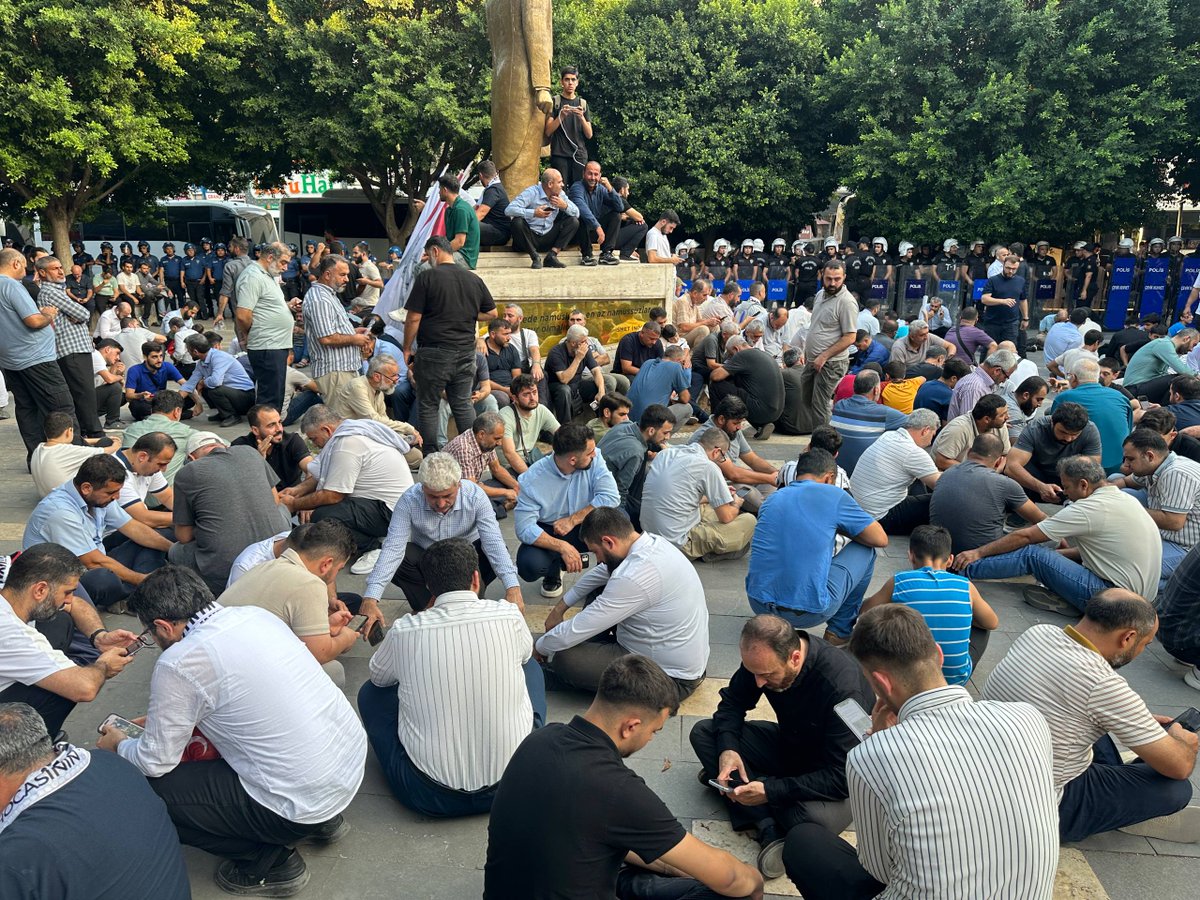 Susmaz_F's tweet photo. SON DAKİKA❗️

FURKAN HAREKETİ MENSUPLARINA POLİS ABLUKASI SÜRÜYOR!

​Adana İnönü Parkı’nda basın açıklamasını sorunsuz bir şekilde tamamlayan Furkan Hareketi mensuplarına yönelik polis ablukası devam ediyor.

​Programın sona ermesinin ardından alandan ayrılmak isteyen vatandaşlar Adana Emniyeti tarafından engelleniyor. 

Etrafı kalkanlarla kuşatılan Furkan Hareketi mensuplarının polis ablukasındaki bekleyişi sürüyor.

PolisAblukası
#AdanaEmniyeti
Polis DevletiIstemiyoruz