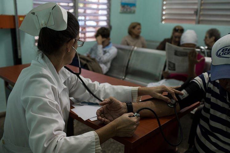 Dirmayari's tweet photo. 🇨🇺 Nuestros trabajadores de #Salud también enfrentan en sus hogares las dificultades materiales de #Cuba, y aun así abren consultorios, hospitales, instituciones...
Su empeño por superar desafíos permite que el Sistema Nacional de #Salud siga garantizando servicios básicos. https://t.co/Dn00jdY4Vp