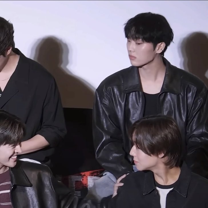 mtchainz's tweet photo. the side eye is insane😭 hyunwook chill https://t.co/aLx6g4eSSJ