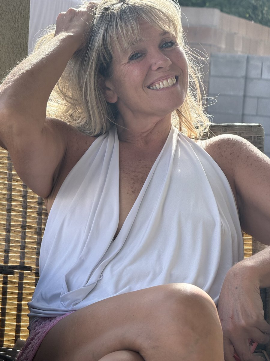 misshotdee's tweet photo. I’m convinced there are no real people on here lol .is everything an actual scam?? https://t.co/irQhkV3zcd