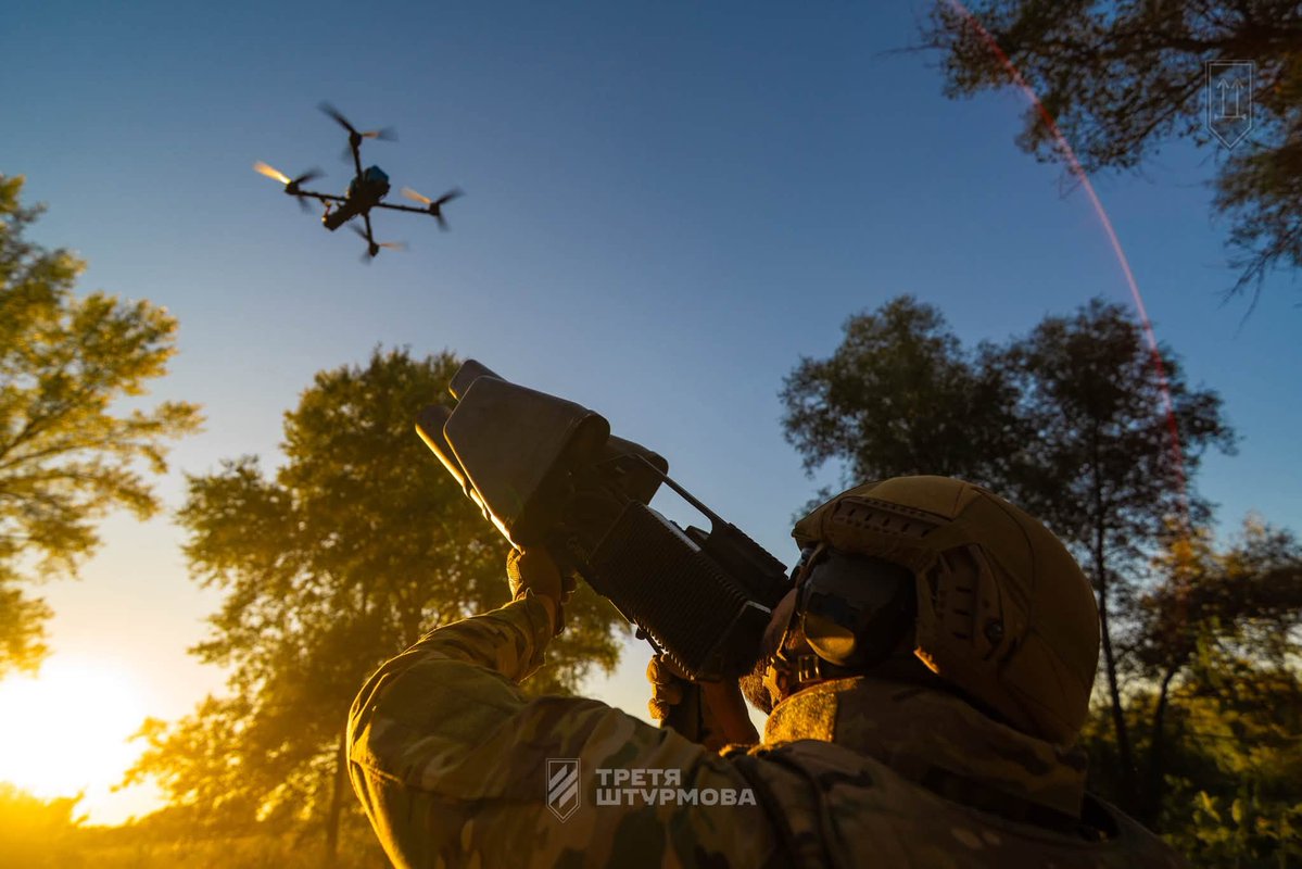 DefenceU's tweet photo. A clear sky, and it's not the weather.
Clear skies over our infantry positions are the work of the EW platoon of the 2nd Assault Battalion. Its warriors train defensive scenarios with anti-drone rifles.
📷: 3rd Assault Brigade https://t.co/f941hq4K5z