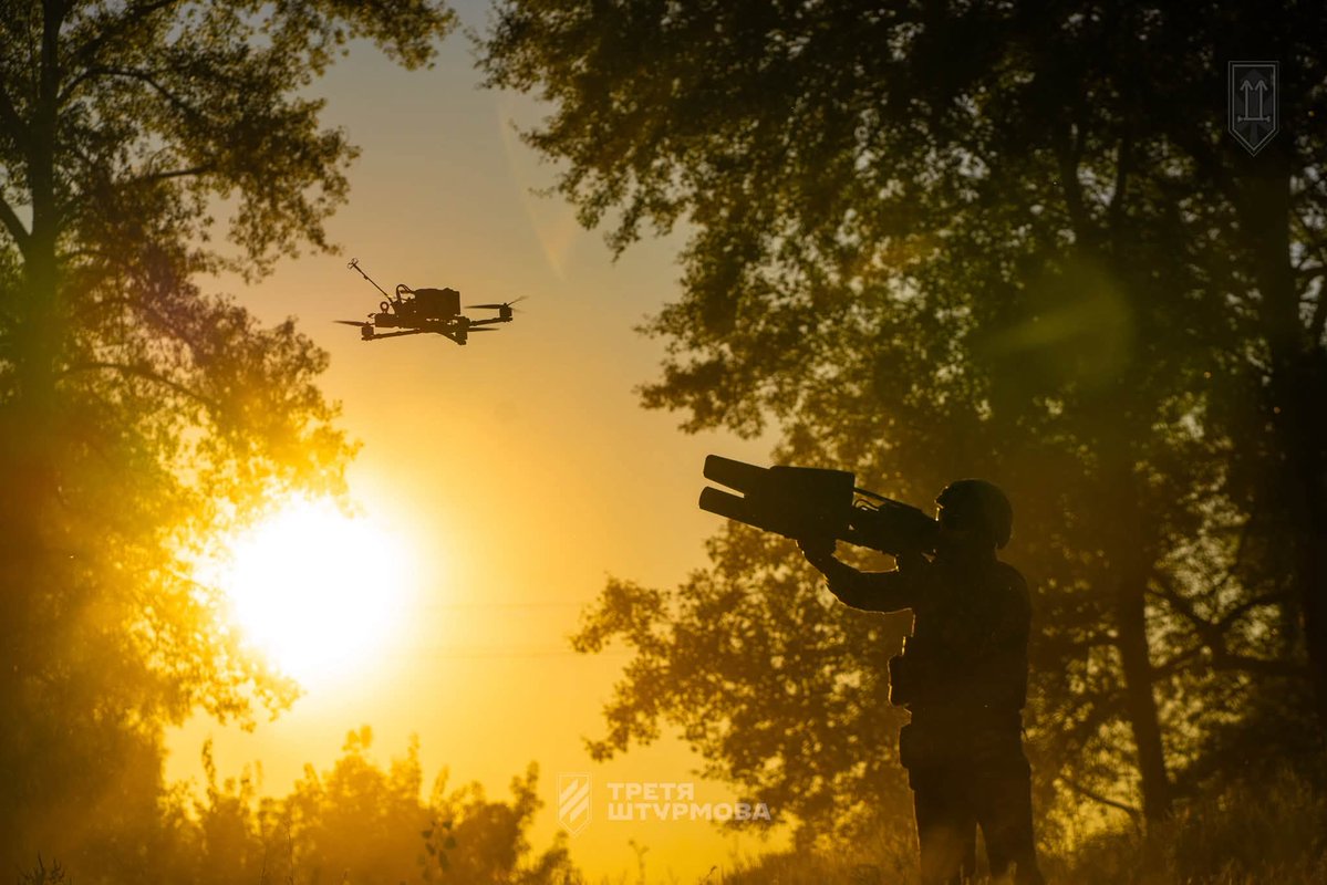 DefenceU's tweet photo. A clear sky, and it's not the weather.
Clear skies over our infantry positions are the work of the EW platoon of the 2nd Assault Battalion. Its warriors train defensive scenarios with anti-drone rifles.
📷: 3rd Assault Brigade https://t.co/f941hq4K5z