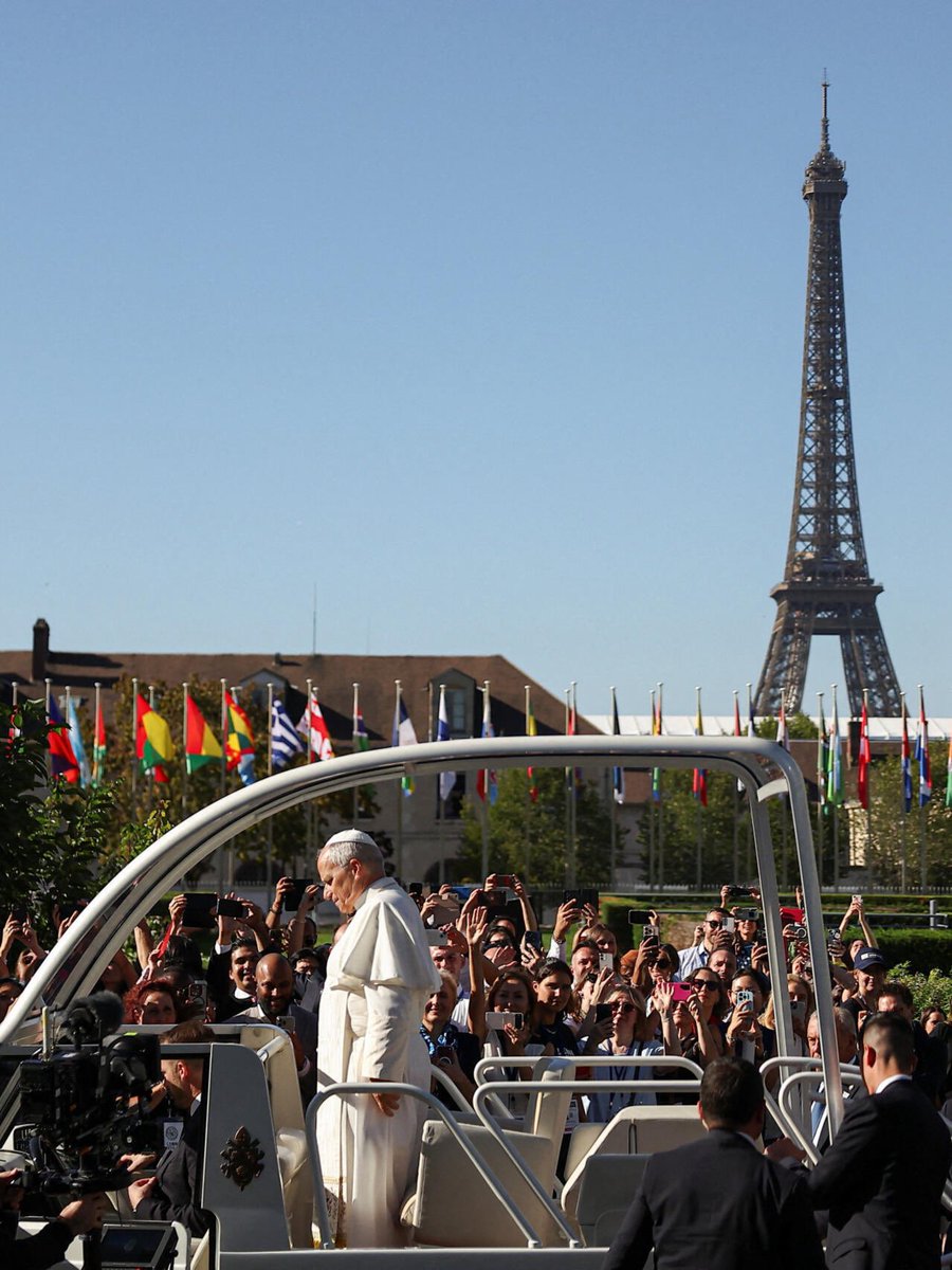 UniCatolicos_es's tweet photo. El Papa deja un mensaje claro a los franceses:

“Reconstruyan una nación renovada sobre raíces nutridas por la fe. No guarden esta fe en Jesucristo para sí mismos; dejen que desborde para que aquellos que encuentren se refresquen y su sed sea saciada.

Están llamados a llevar esperanza allí donde prevalecen el desánimo y la sequedad espiritual”.