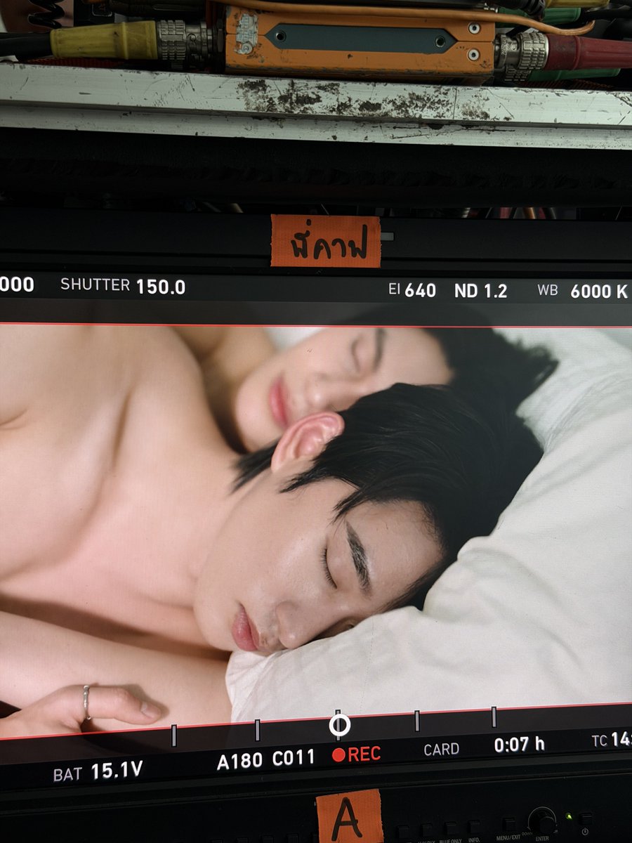 EstRvp's tweet photo. ทำไมรู้สึกว่าเตียงแคบจังงง^^

#YouManiacSeriesEP5 https://t.co/tY5fAOjlHz