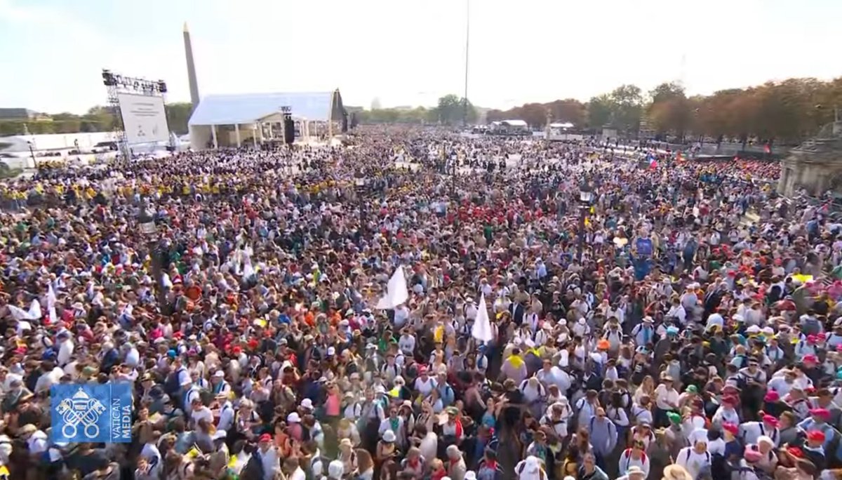 souapenasV's tweet photo. O que está acontecendo hoje em Paris é inacreditável.

O Papa Leão XIV conseguiu reunir 1,5% da população francesa. 1 milhão de pessoas é equivalente a metade da população de Paris. Já podemos considerar um feito demográfico, sociológico e logístico extraordinário. Atrair essa quantidade de pessoas em um dos países mais secularizados do mundo demonstra uma capacidade de mobilização massiva, e como a Igreja Católica é impressionante.

Ave Christus Rex 🇻🇦