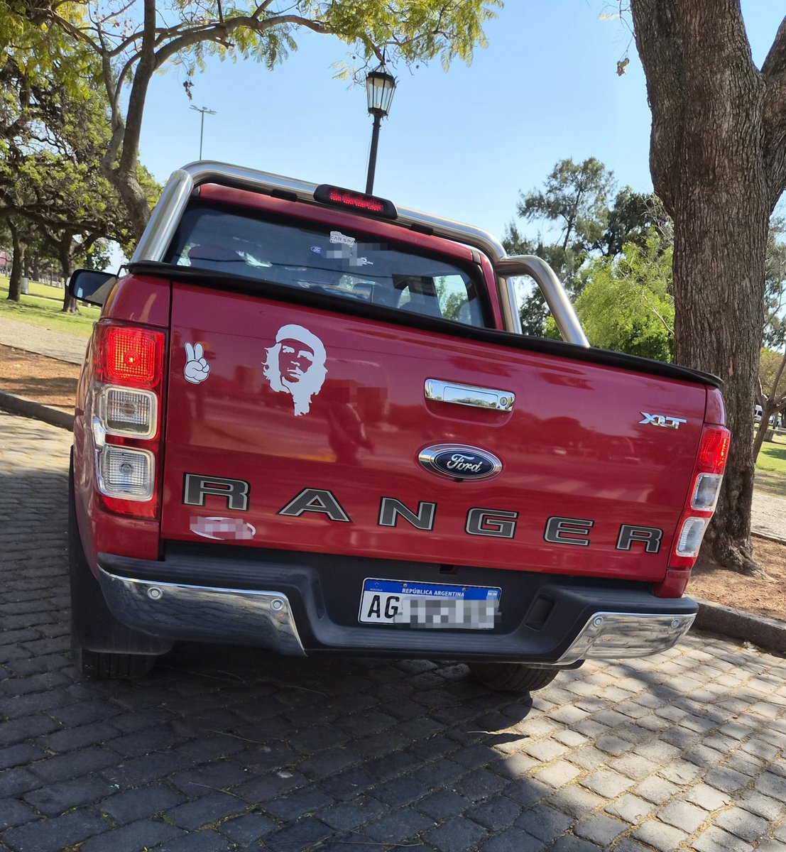 TraductorTeAma's tweet photo. Sticker del Che Guevara en camioneta nueva de $70.000.000
Y sticker de Mickey Mouse kuka.

No dejan de sorprenderme los kukas. 
Que bien que andan los kukas con Milei. https://t.co/P4lZrL5h9N